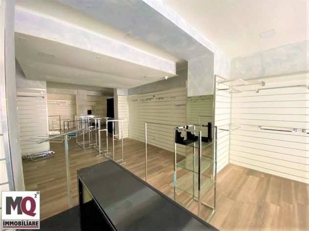 LOCALE COMMERCIALE VIALE MARGHERITA - MONDRAGONE - Rif. F2741