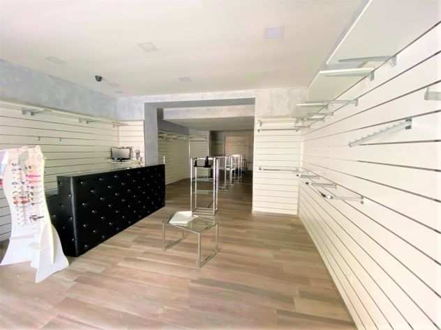 LOCALE COMMERCIALE VIALE MARGHERITA - MONDRAGONE - Rif. F2741