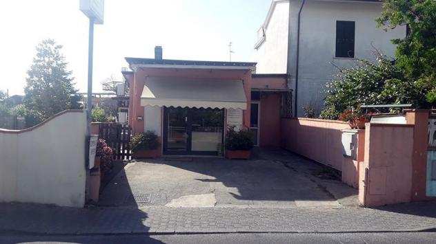 Locale comm.leFondo in vendita a SANTANTONIO - Carrara 81 mq Rif 1053221