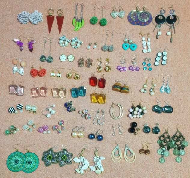 Lotto bigiotteria - 150 bijoux - bracciali,anelli,collane,orecchini,cavigliere