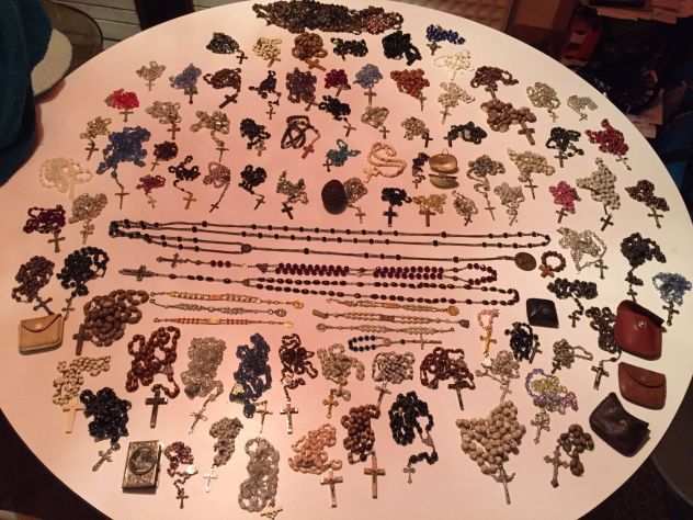 Lotto di medaglie e rosari religiosi di 1460 pezzi