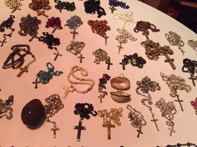 Lotto di medaglie e rosari religiosi di 1460 pezzi