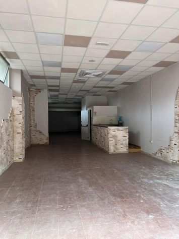 macchia gialla via dellarc. Michele locale comm.le 160 mq 3 ingressi a E 1000