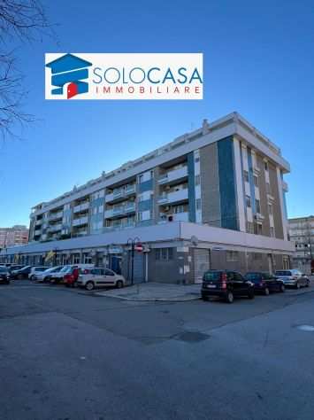 macchia gialla via Fares locale commerciale 230 mq 4 ingressi 2 bagni a E 1600