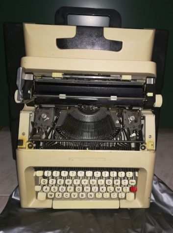 Macchina da scrivere Olivetti 32 con custodia