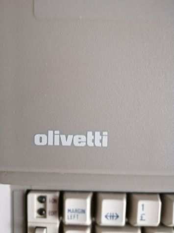 Macchina da scrivere olivetti