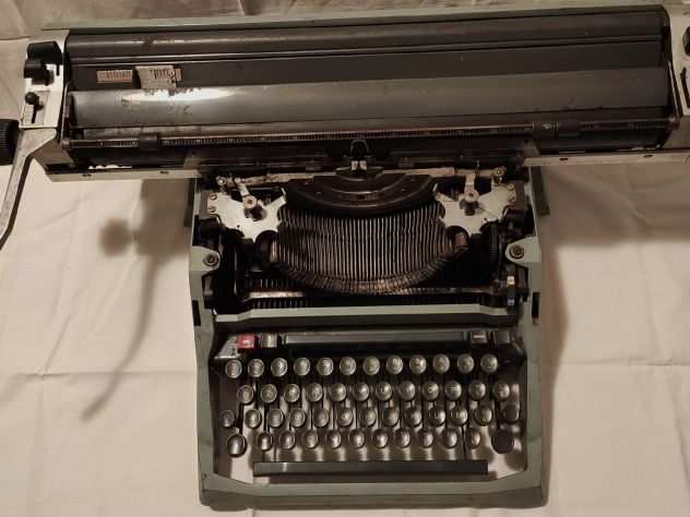 MACCHINA DA SCRIVERE OLIVETTI 82,