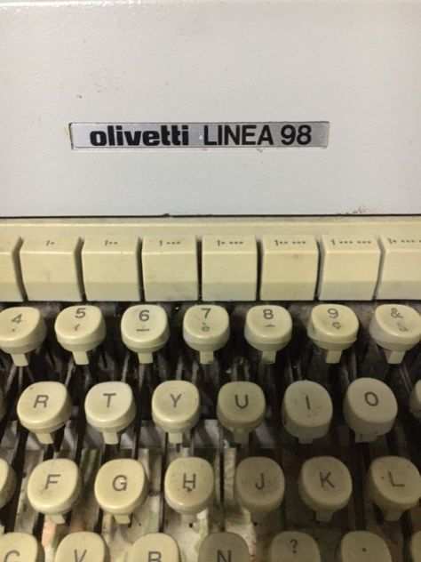 Macchina da scrivere Olivetti Linea 98