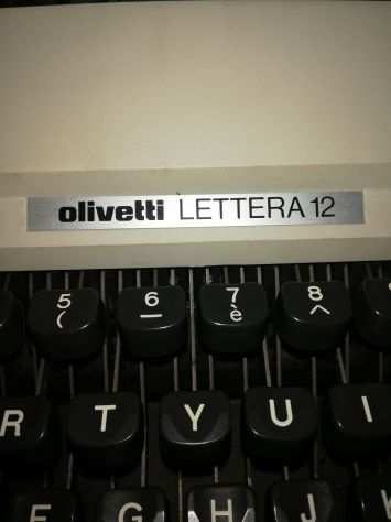 Macchina per scrivere Olivetti lettera 12