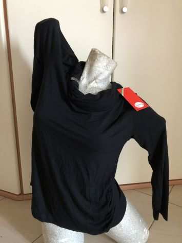 Maglietta nera maniche lunghe con collo largo