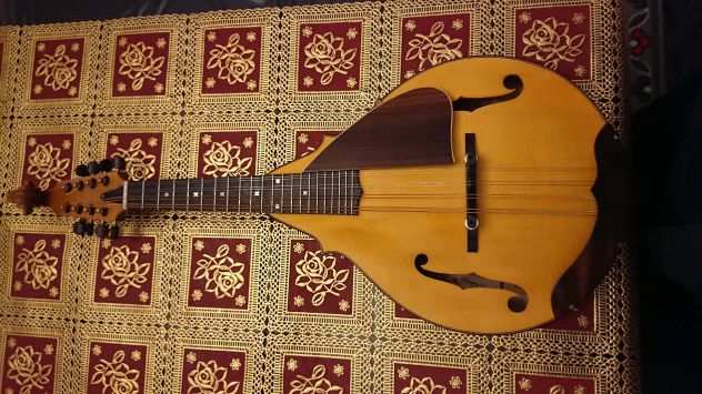 Mandolino bluegrass con ricciolo.