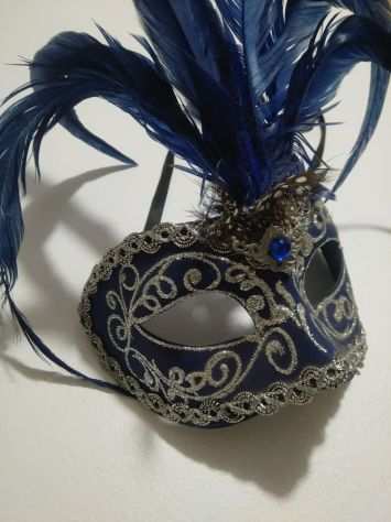 Maschera artigianale del Carnevale di Venezia con piume