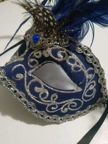 Maschera artigianale del Carnevale di Venezia con piume