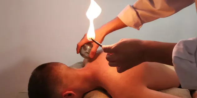 Massaggio con coppette a fuoco