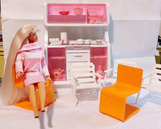 Mattel - Bambola Barbie e 2 sedie di design con credenza - 1990-2000 - Cina