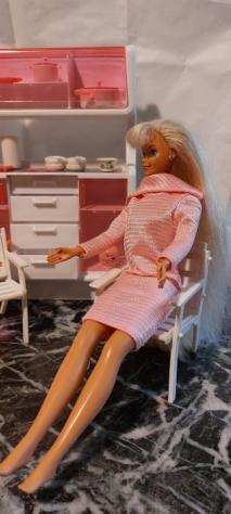 Mattel - Bambola Barbie e 2 sedie di design con credenza - 1990-2000 - Cina