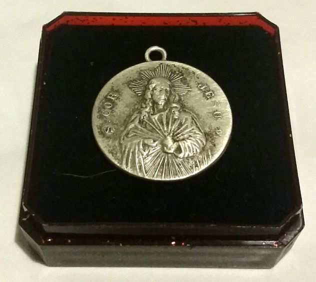 Medaglietta rappresentate S.Cor Jesu, in metallo argentato con scatola