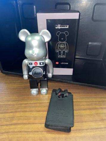 Medicom Toy - Giocattolo Bearbrick 27 cm Leica con accessorio - 2020 - Cina