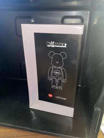 Medicom Toy - Giocattolo Bearbrick 27 cm Leica con accessorio - 2020 - Cina