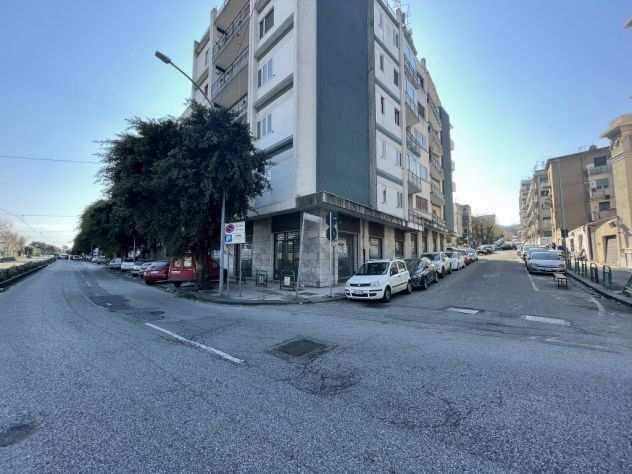 Messina, Viale della Libertagrave, negozio di 233 mq con 10 vetrine