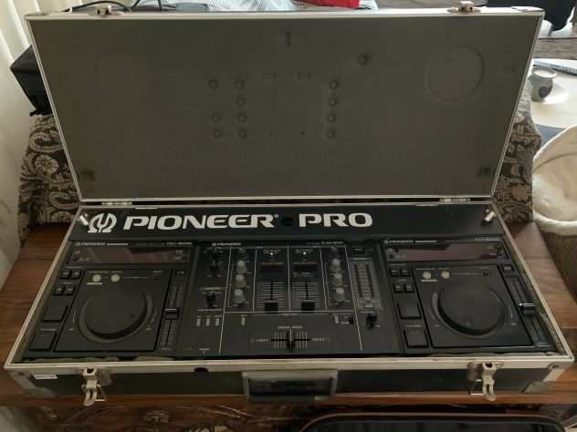 Mixer Pioneer DMJ-300 e coppia di lettori CDJ-500S