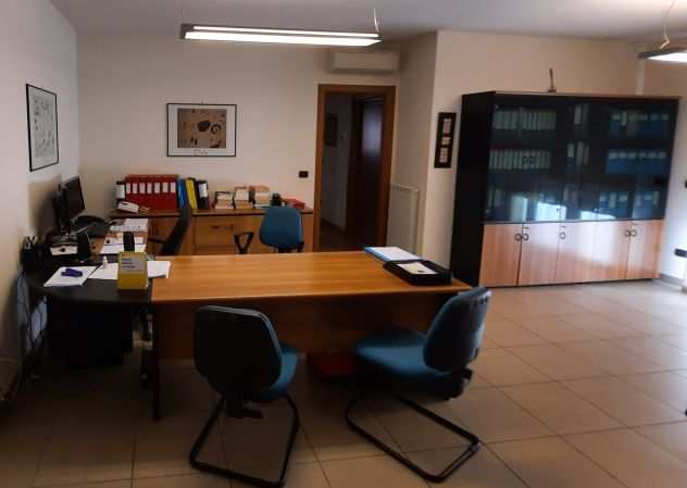 Mob. ufficio-scrivania angolare e mobili vari