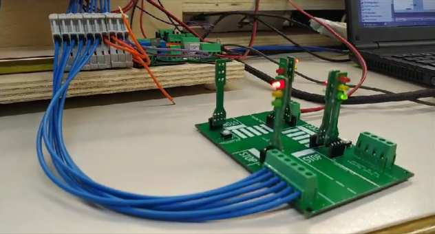 Modellino semafaro con chiamate pedonali per Arduino e PLC