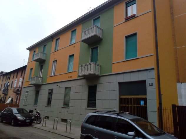 Monolocale Milano v.degli Umiliati con balcone e cantina metro gialla S.DONATO