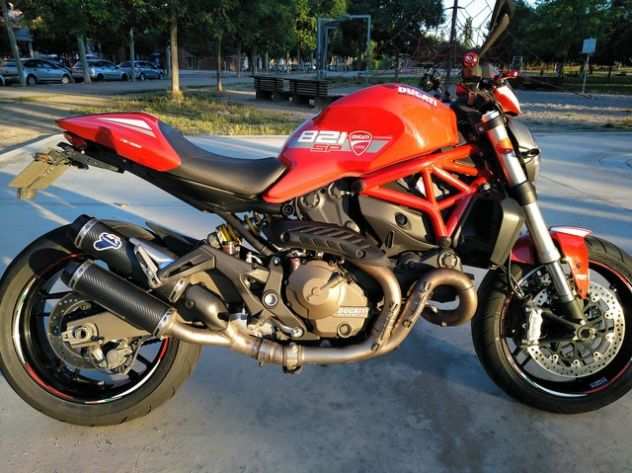 MONSTER 821 2015