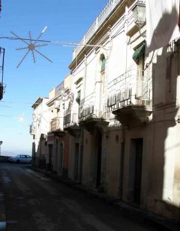 Monterosso almo Pallazzo indipendente depoca con frantoio e giardino