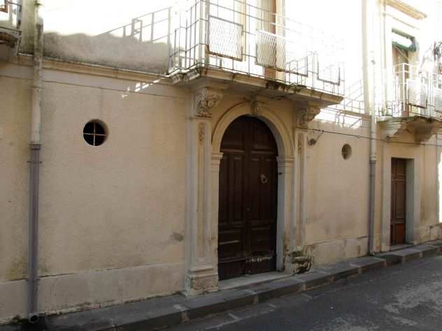 Monterosso almo Pallazzo indipendente depoca con frantoio e giardino