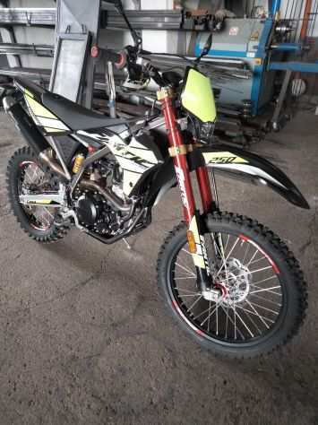 Moto enduro 250 cc