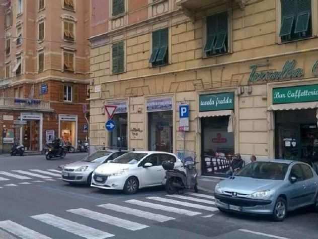 Muri negozio tre luci, enorme passaggio,, Sanfruttuoso, piazza Terralba