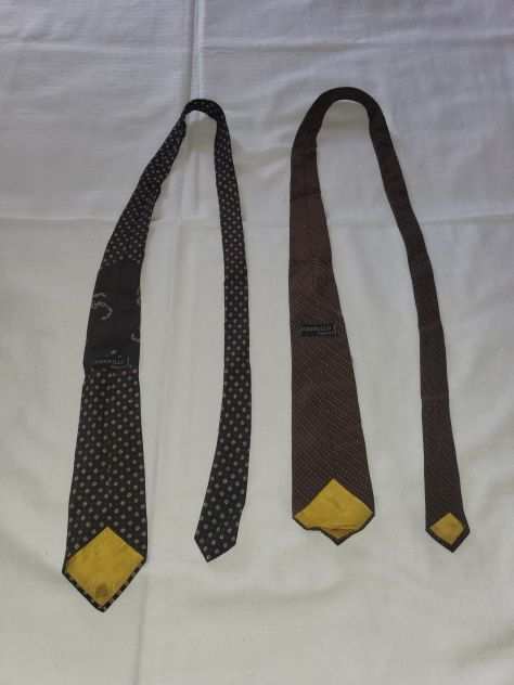 Ndeg 2 Cravatte marroni con disegno centrale - 100 Seta
