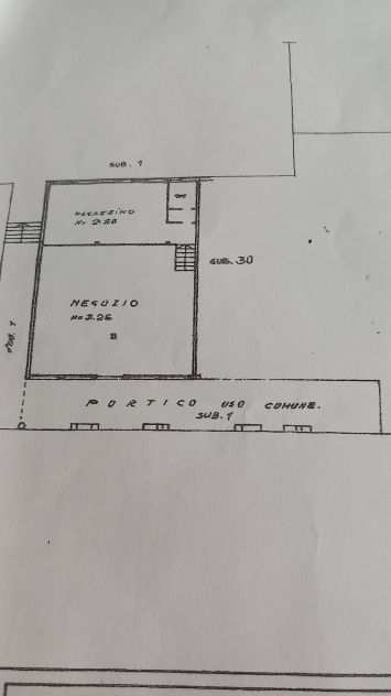 NEGOZIO FRONTE STRADA CON 3 VETRINE , PARCHEGGIO FRONTE LOCALE