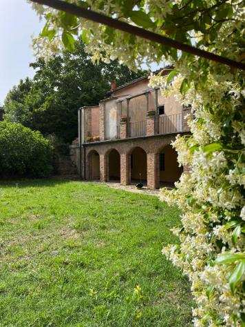 Nel comune di Sorano, loc. CastellOttieri, presentiamo in vendita una villa padronale di fine 700 di 300mq , con 1000mq di giardino privato. Limmob