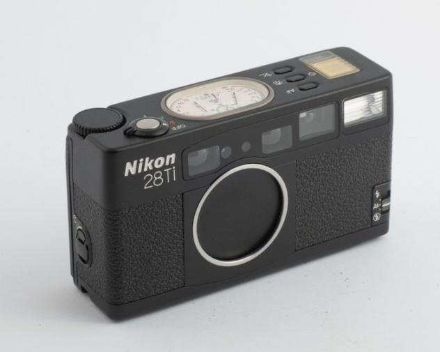 Nikon 28Ti con obiettivo 28mm f 12,8 fisso