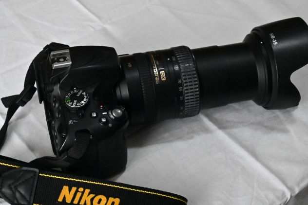 Nikon D5100 completa di obiettivo Nikon 18-200vr2