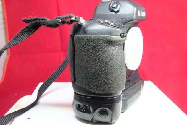 Nikon F 100 con impugnatura MB-15  Fotocamera reflex a obiettivo singolo (SLR)