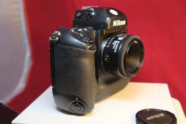 Nikon Nikon F5 con AF Nikkor 50f.1,8af  AF-Nikkor 85f.1,8 D Fotocamera reflex a obiettivo singolo (SLR)
