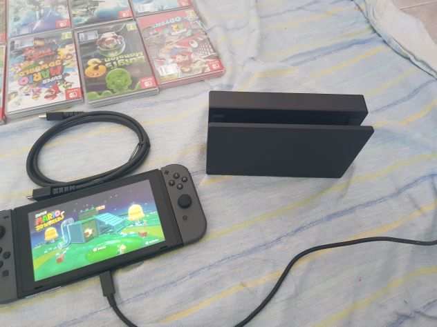Nintendo Switch Grigia, con 3 giochi in regalo