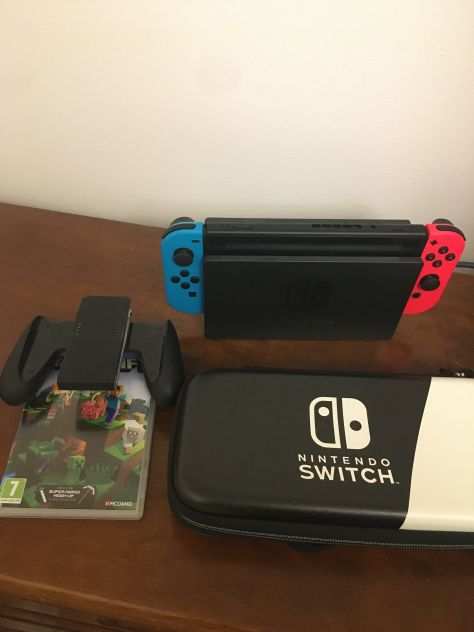 Nintendo switch usata con custodia