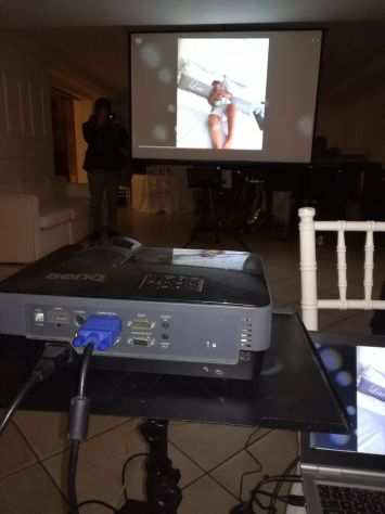 Noleggio Videoproiettore con Telo da 2 metri x 2 metri Illumina i Tuoi Eventi