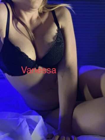 NUOVO CENTRO APERTI ANCHE IL 2 FOTO VERE VANESSA amp PERLA