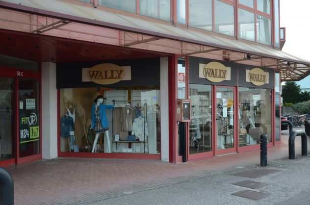 Occhiobello (Rovigo) negozio con vetrine e parcheggio
