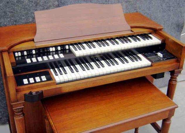 Offro Hammond - Farfisa e Synthesizers. Ritiro Pianoforte e vecchie Tastiere.