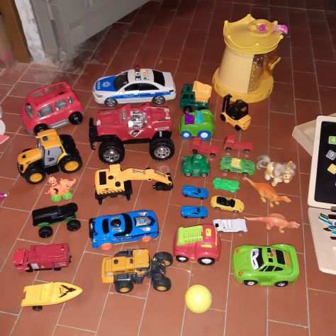 Oltre 100 giocattoli tra cui 25 automezzi