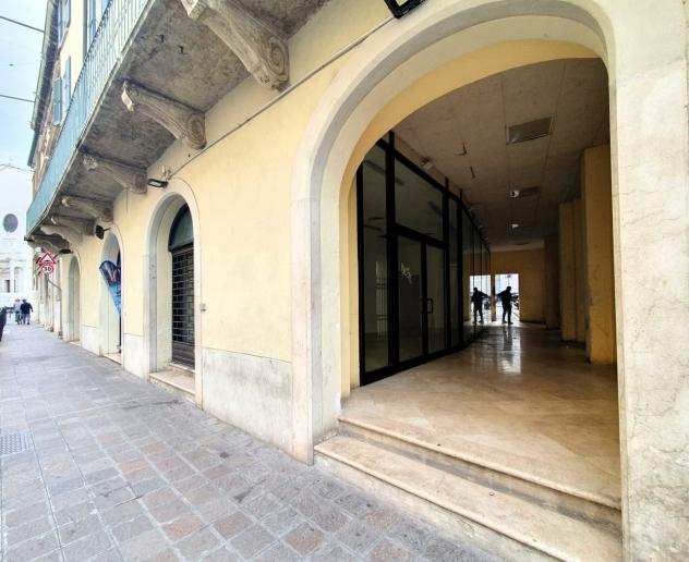 Oltre 3 vetrine in affitto a Brescia, Centro Storico Pregiato