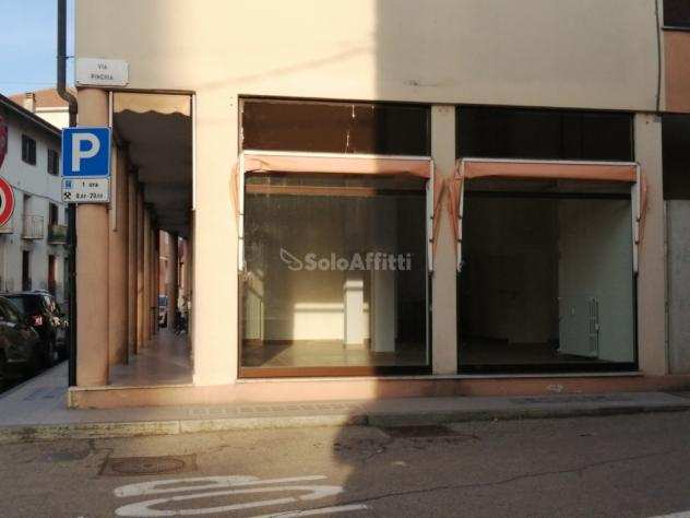 Oltre 3 vetrine in affitto a Riva presso Chieri
