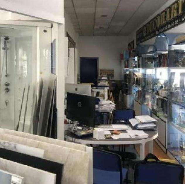 Oltre 3 vetrine in vendita a Genova, Sampierdarena